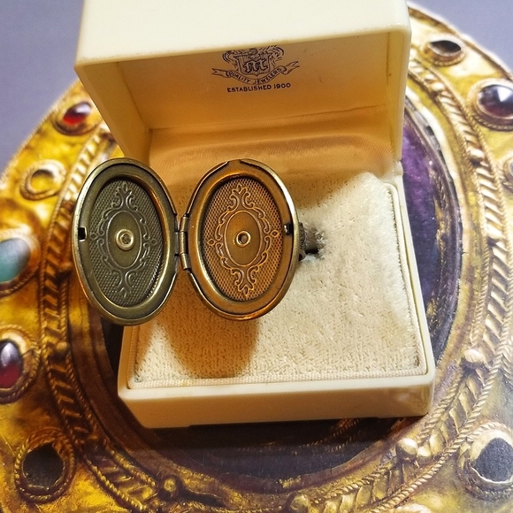 Retired Jan Michaels Locket Ring with Faux Pearl - Picture 3 of 7